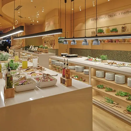 Mond, & Entertainment מלון