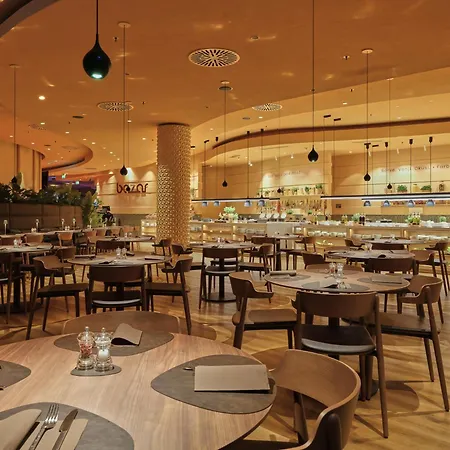 Mond, & Entertainment 4*