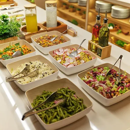 Mond, & Entertainment Sentilj