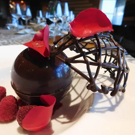 Mond, & Entertainment מלון 4*