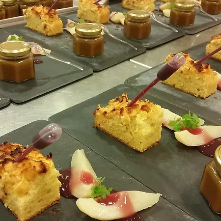 Mond, & Entertainment