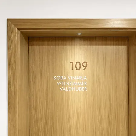 Mond, & Entertainment 4*