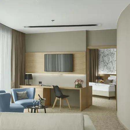 Mond, & Entertainment 4*