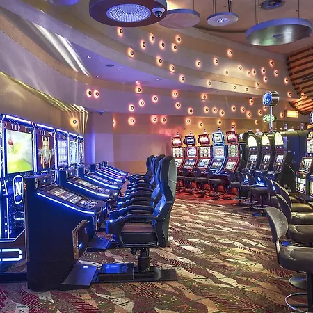 Mond, & Entertainment 4*