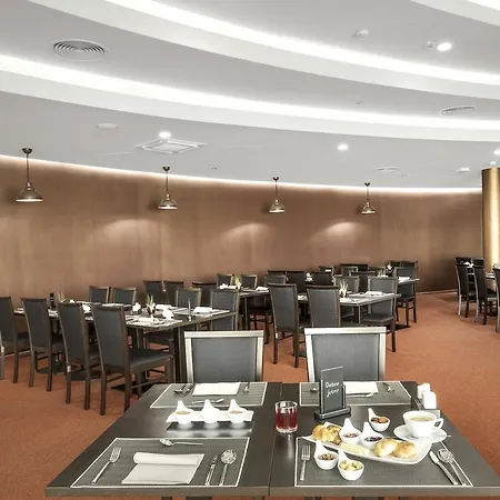 Mond, & Entertainment Hotel