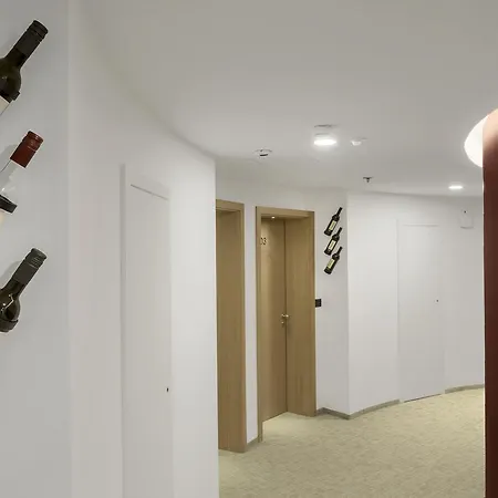 Mond, & Entertainment