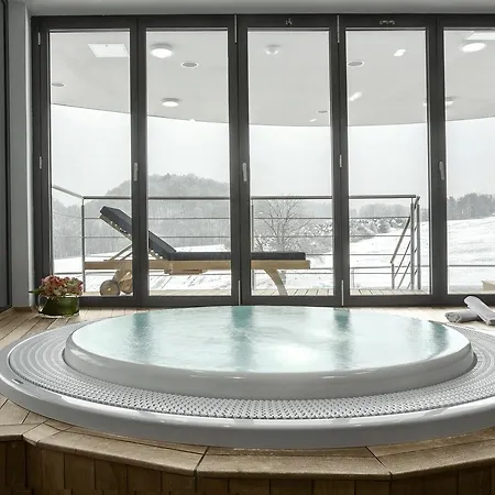 Hotell Mond, & Entertainment 4*