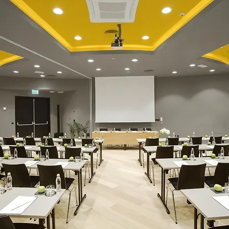 Mond, & Entertainment