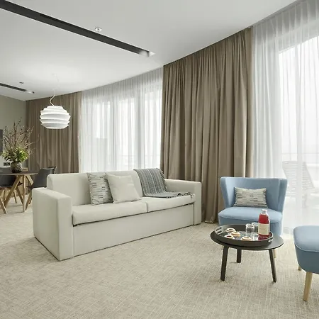 Mond, & Entertainment Sentilj