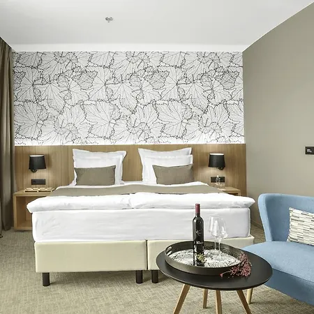 Mond, & Entertainment