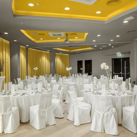 Mond, & Entertainment