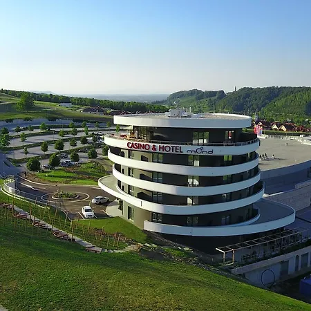 Mond, & Entertainment Sentilj