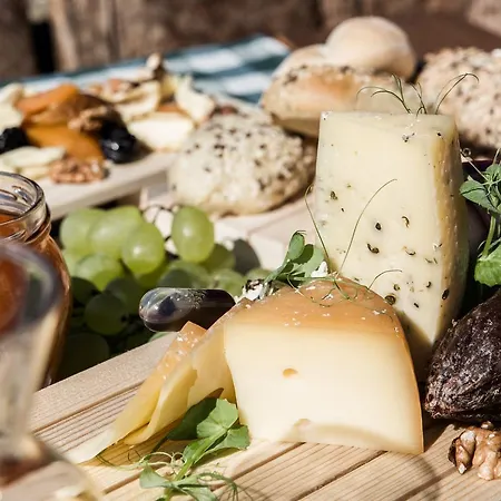 Hotell Mond, & Entertainment Sentilj