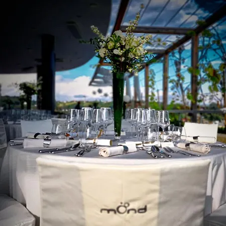 Mond, & Entertainment 4*