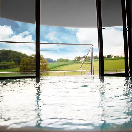 Mond, & Entertainment Hotell