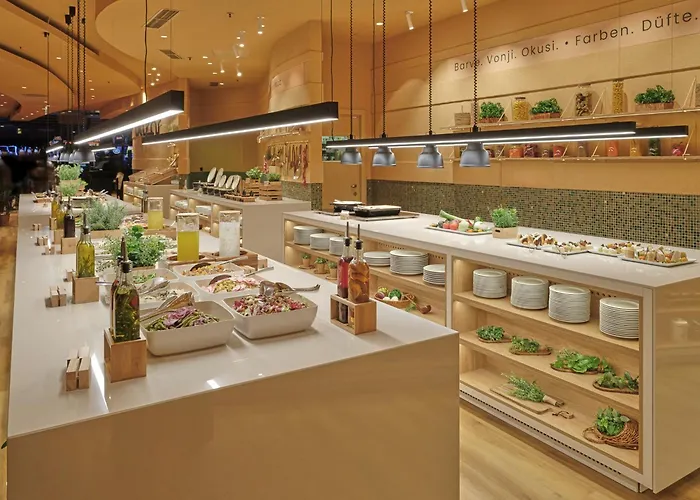 Mond, & Entertainment Hotel