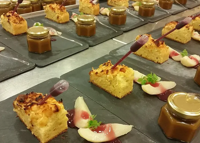 Mond, & Entertainment