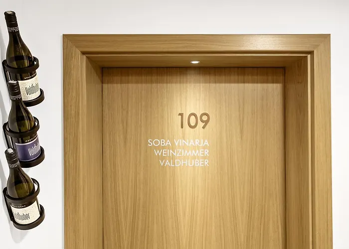 Mond, & Entertainment 4*