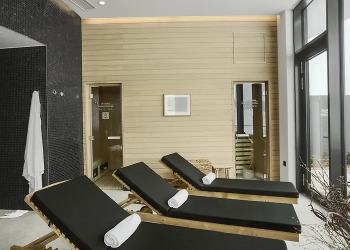 Mond, & Entertainment Hotel