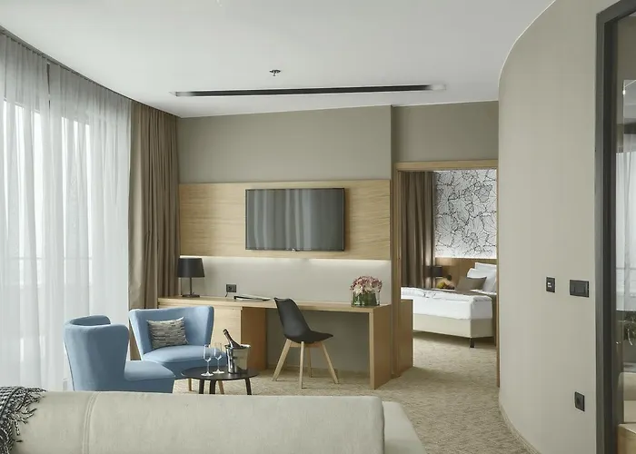 Mond, & Entertainment 4*