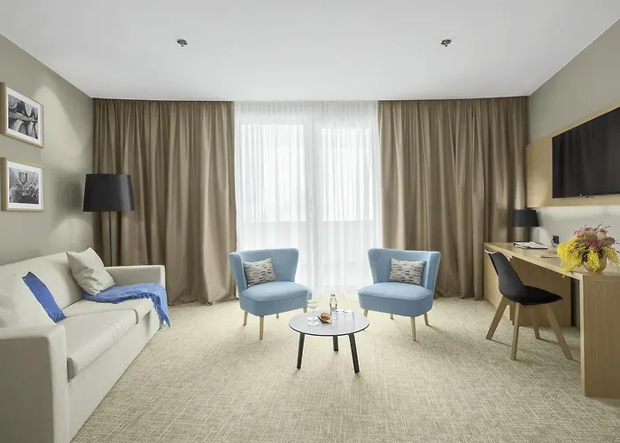 Mond, & Entertainment Sentilj