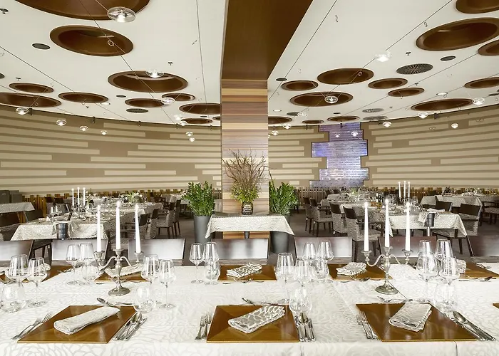 Mond, & Entertainment