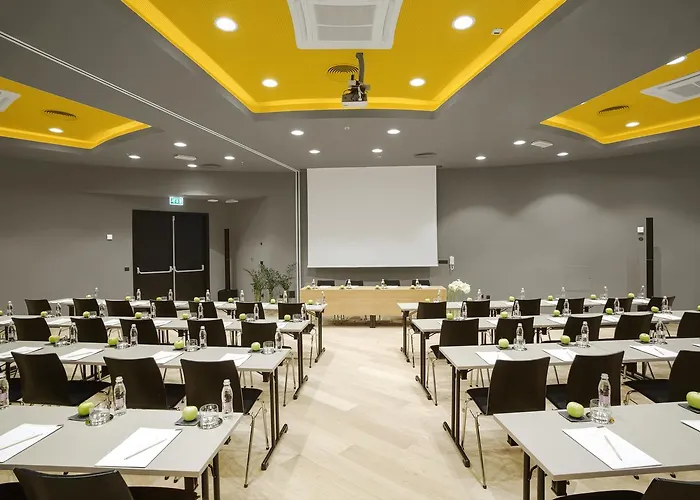 Mond, & Entertainment