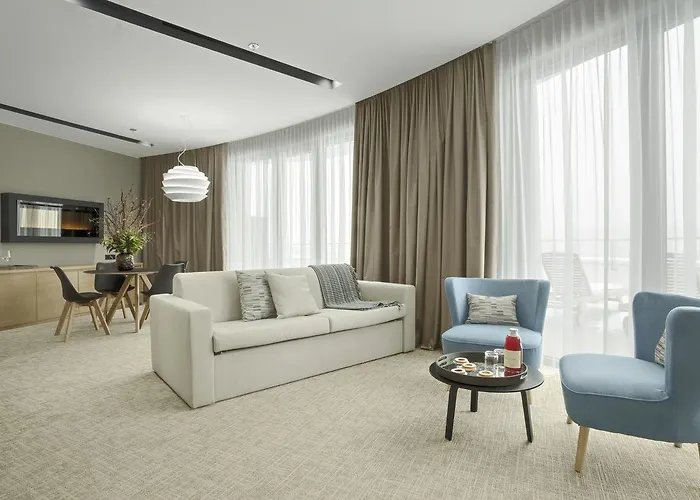 Mond, & Entertainment Sentilj