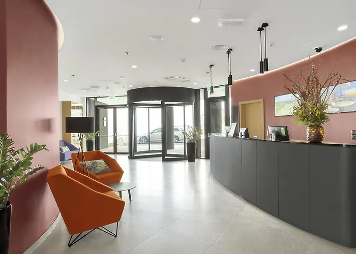 Mond, & Entertainment Sentilj