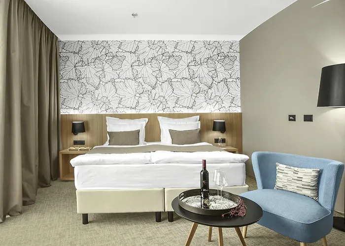 Mond, & Entertainment