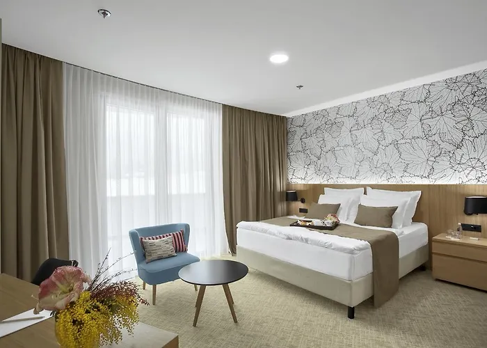 Hotel Mond, & Entertainment