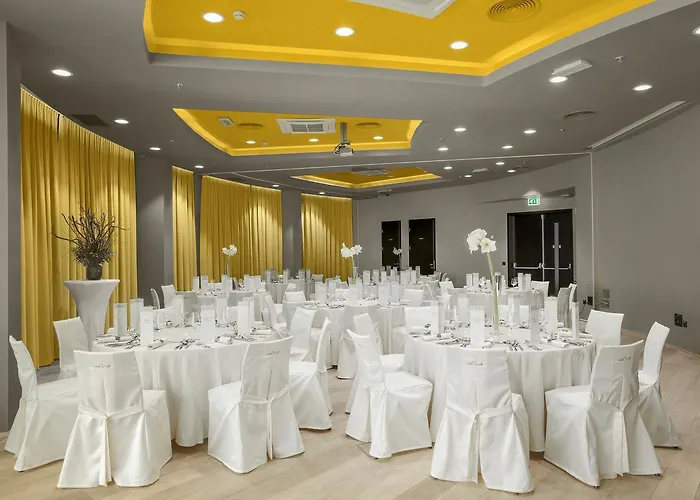 Mond, & Entertainment