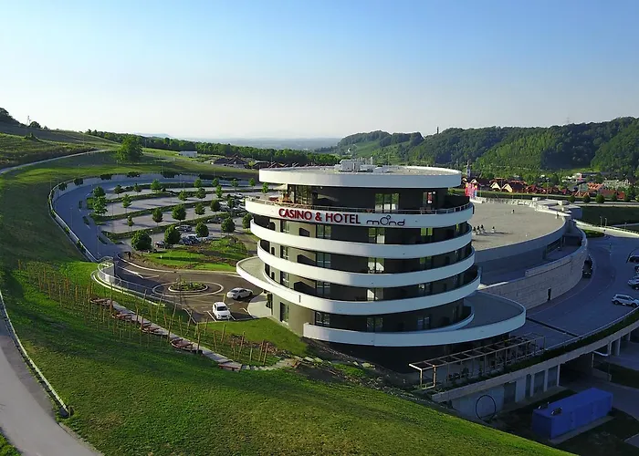 Mond, & Entertainment Sentilj