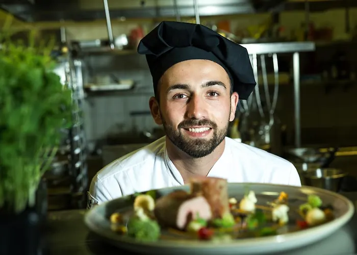 Mond, & Entertainment Sentilj