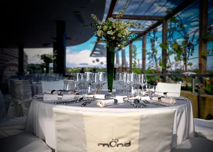 Mond, & Entertainment 4*