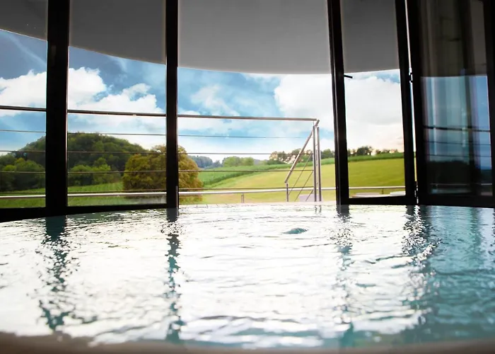 Mond, & Entertainment Hotel